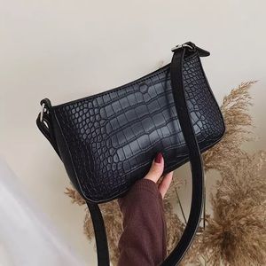 Women’s retro alligator messenger handbag